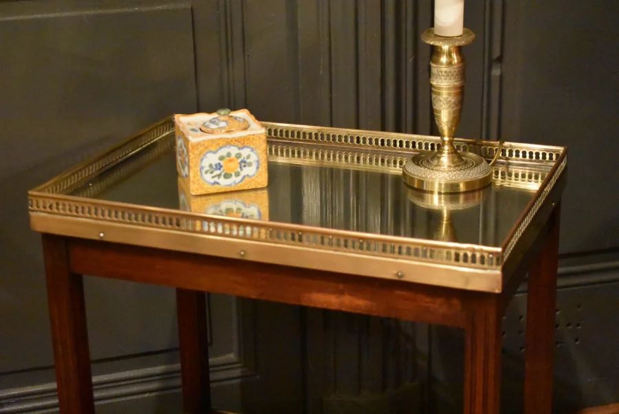 Petite table d'appoint de style Louis XVI