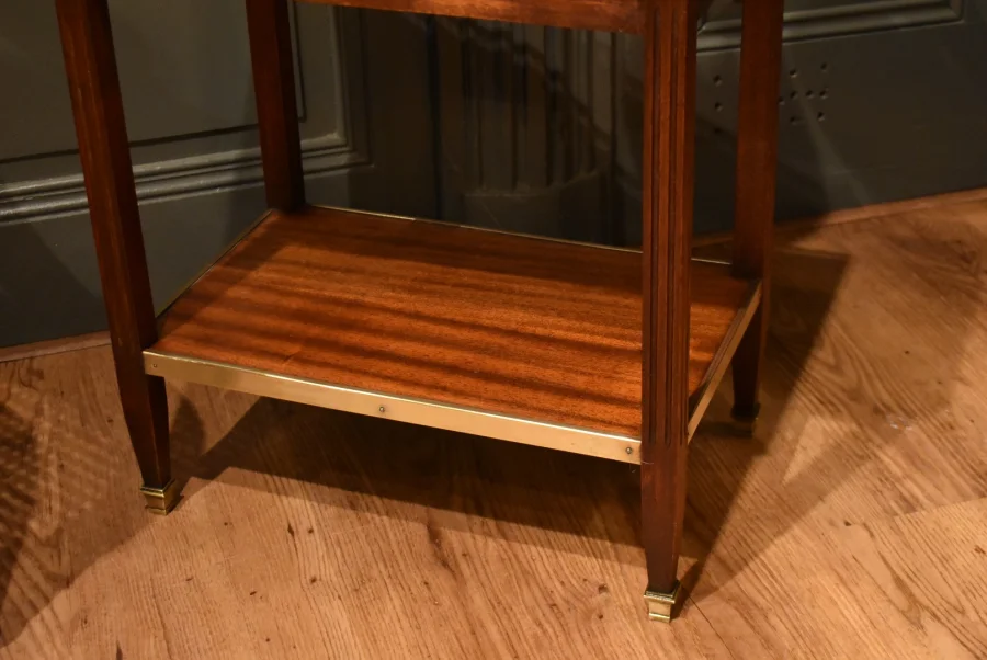 Petite table d'appoint de style Louis XVI