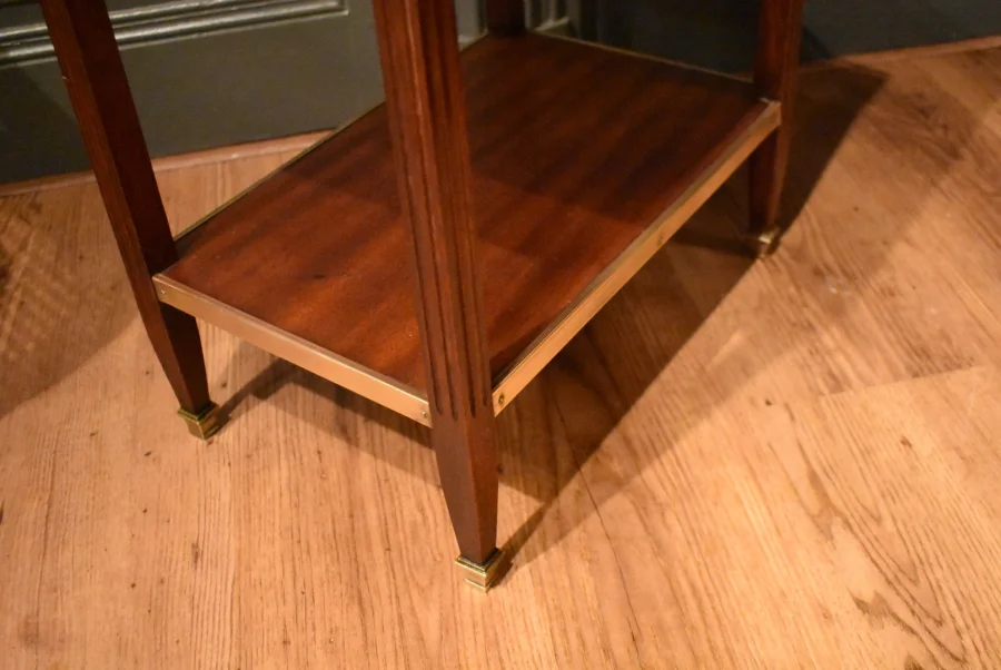 Petite table d'appoint de style Louis XVI