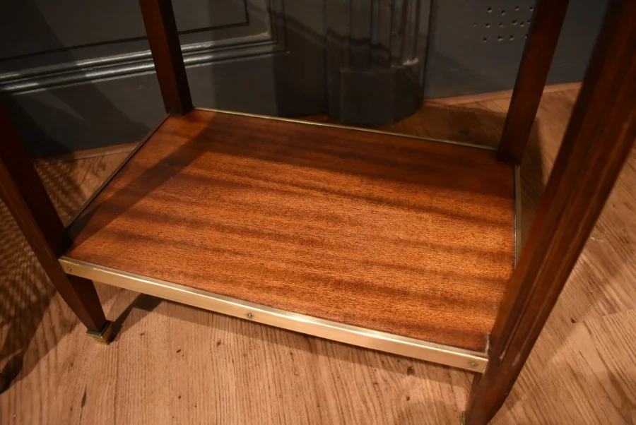 Petite table d'appoint de style Louis XVI