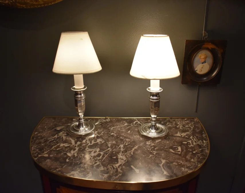 Paire de lampes bougeoirs en métal argenté