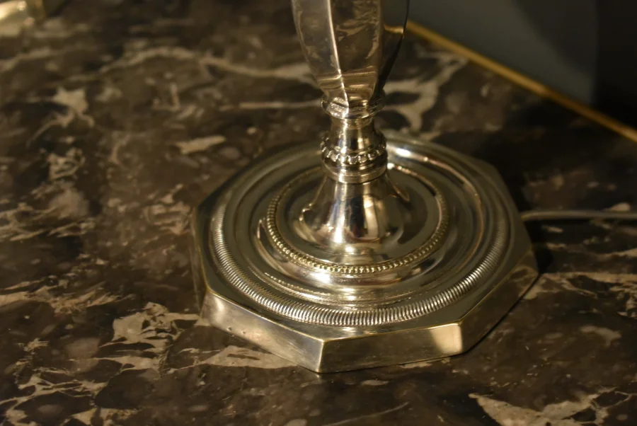 Paire de lampes bougeoirs en métal argenté