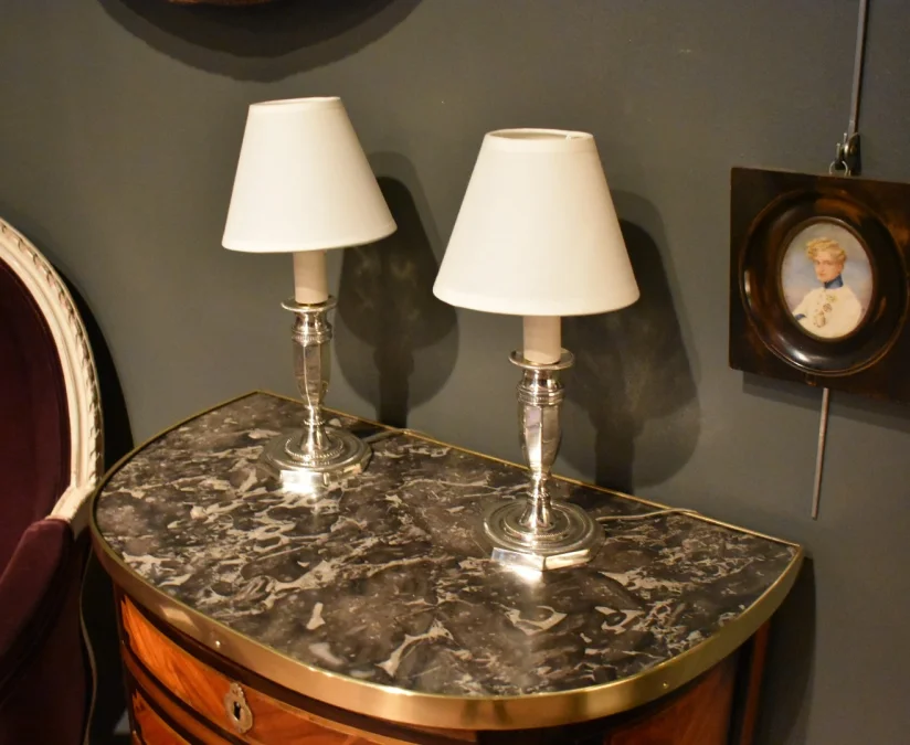 Paire de lampes bougeoirs en métal argenté