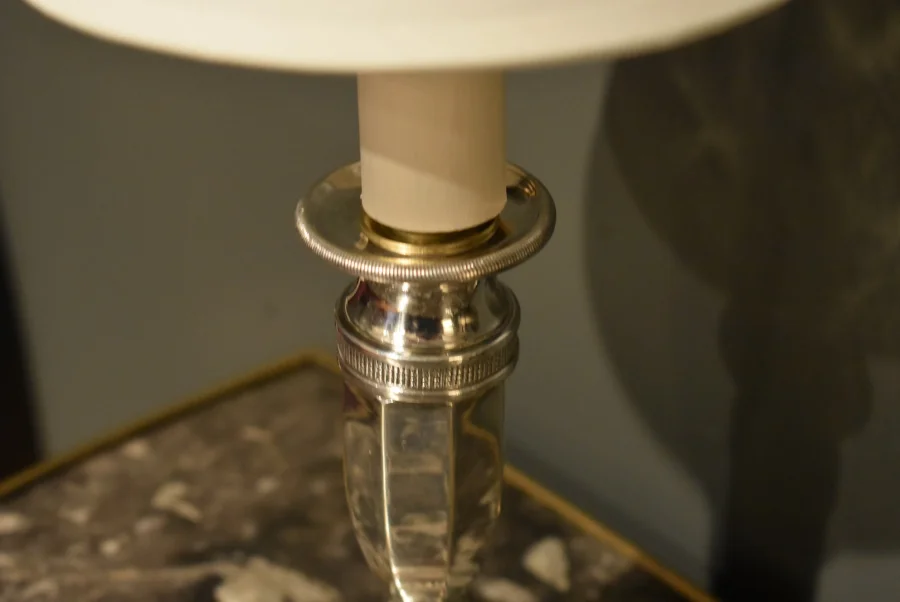 Paire de lampes bougeoirs en métal argenté