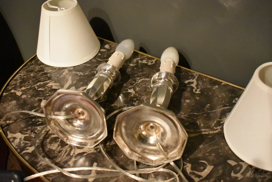 Paire de lampes bougeoirs en métal argenté