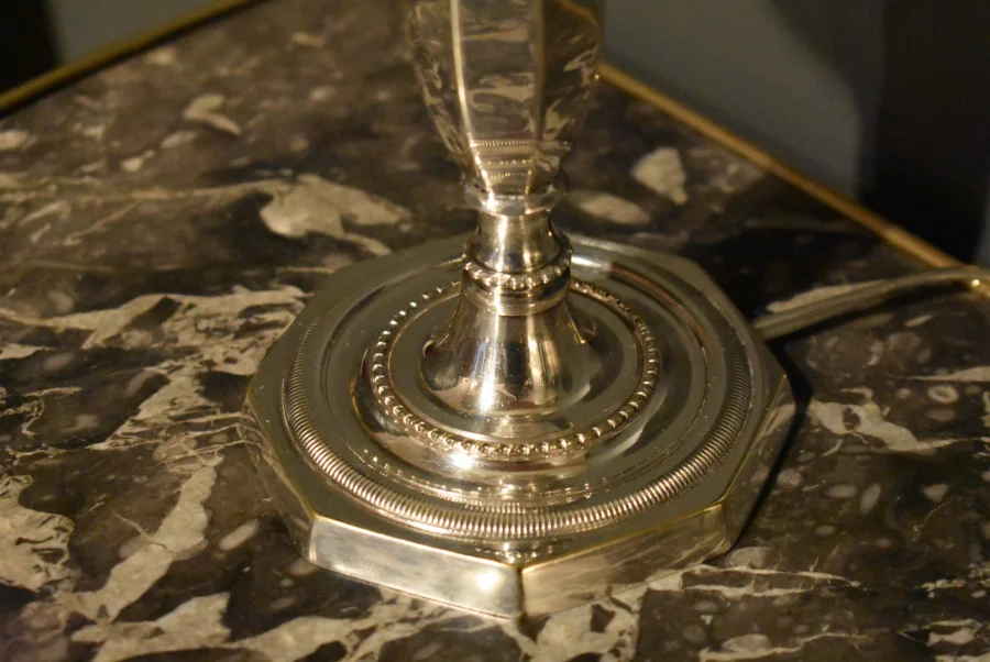 Paire de lampes bougeoirs en métal argenté