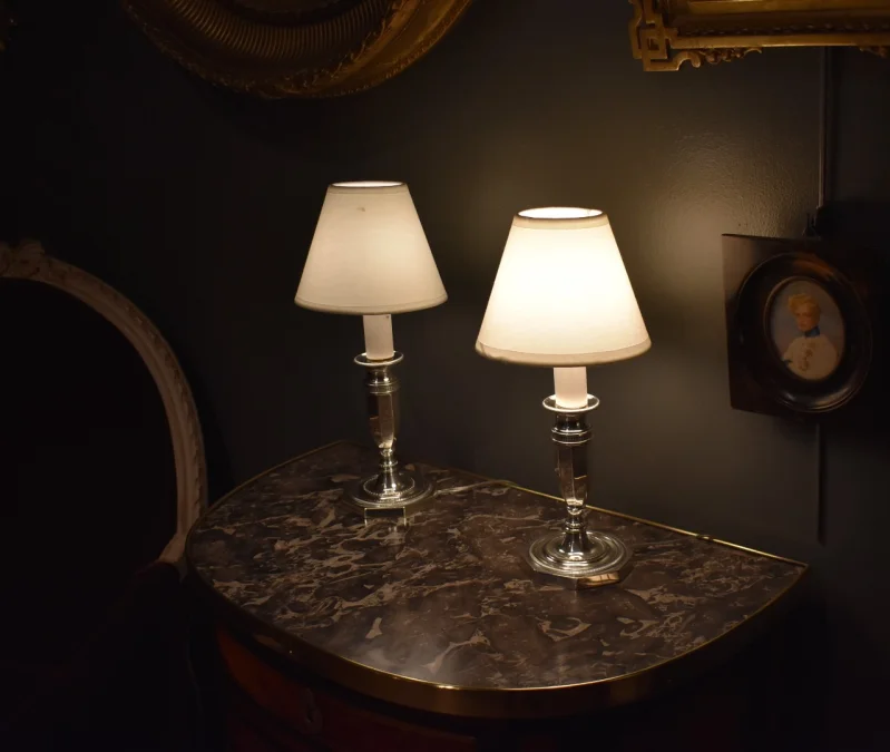 Paire de lampes bougeoirs en métal argenté
