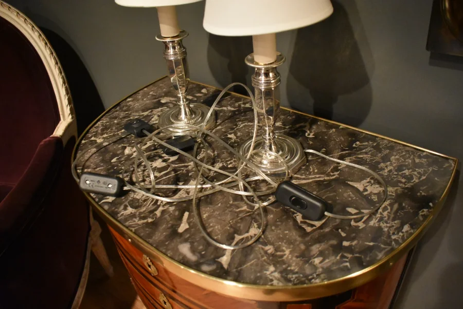 Paire de lampes bougeoirs en métal argenté
