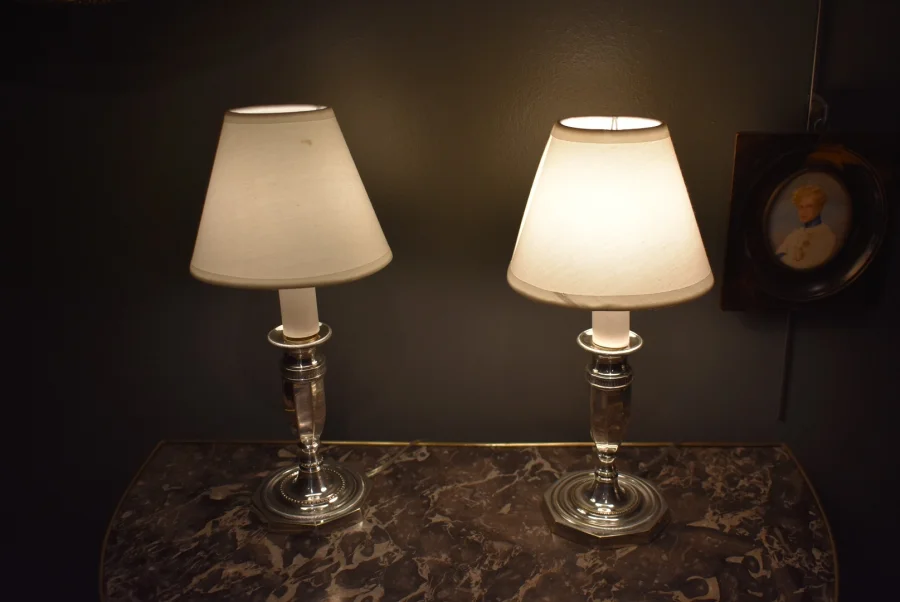 Paire de lampes bougeoirs en métal argenté