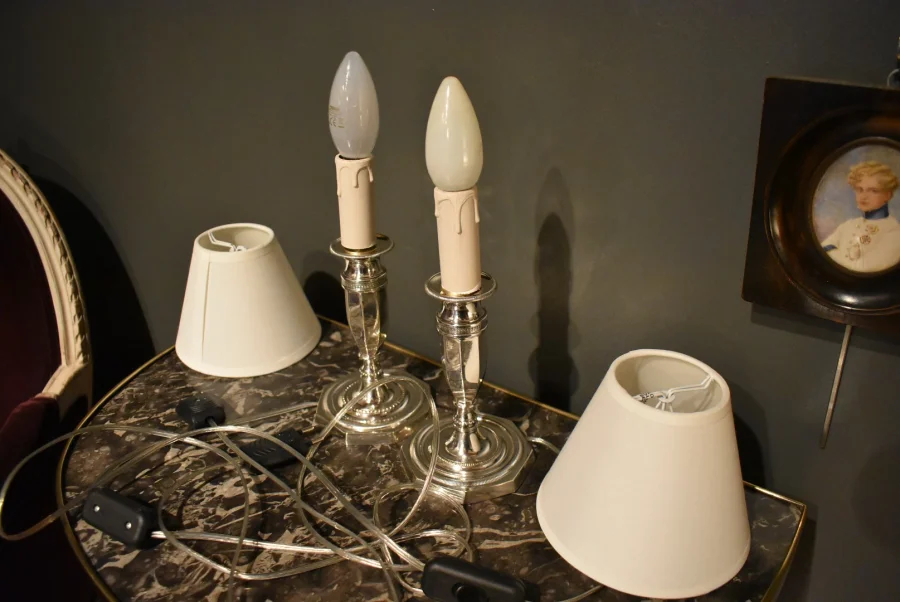 Paire de lampes bougeoirs en métal argenté