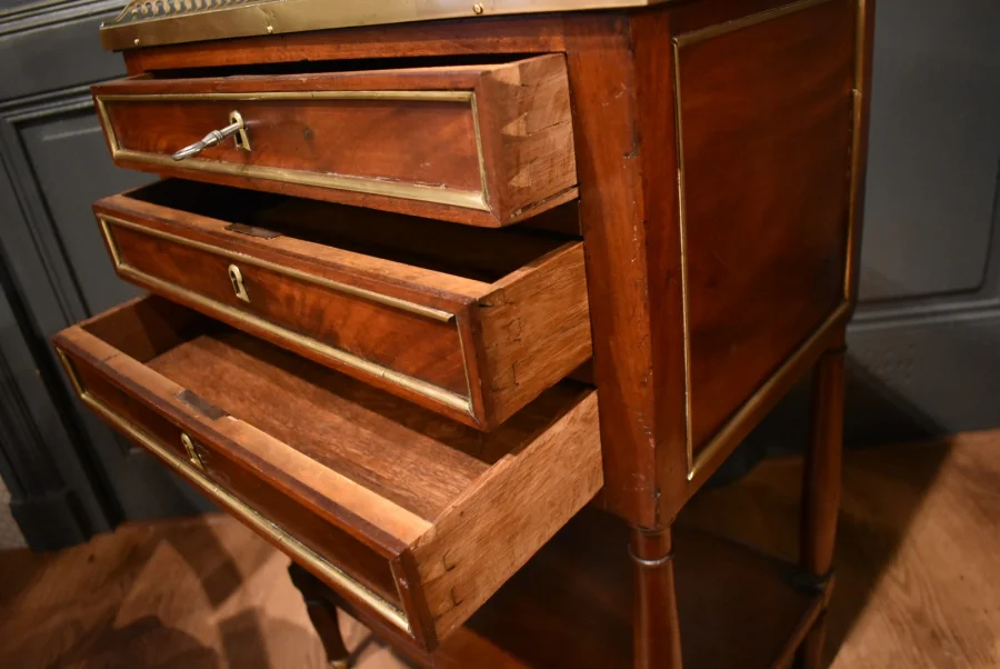 Table chiffonnière en acajou Directoire