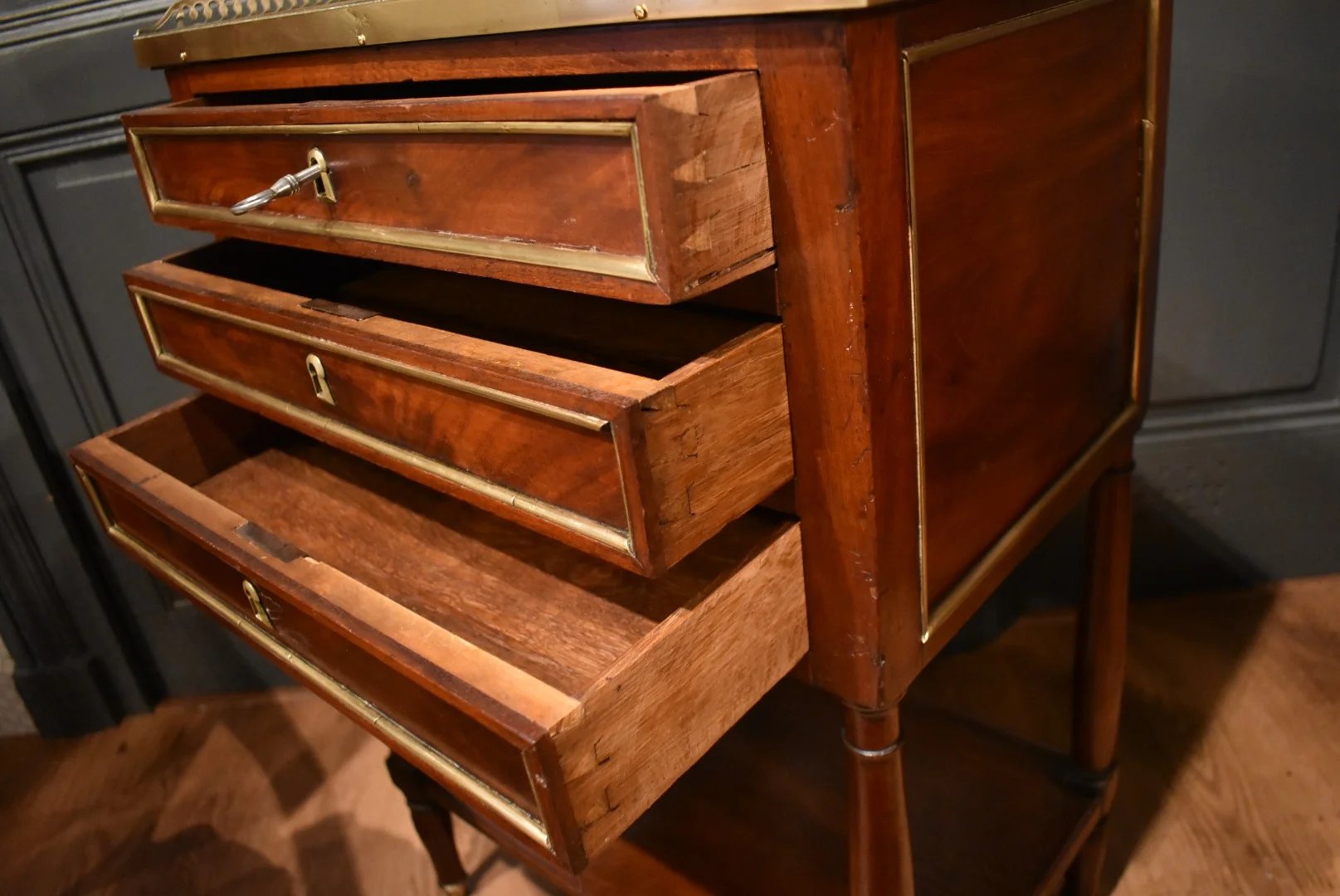 Table chiffonnière en acajou Directoire