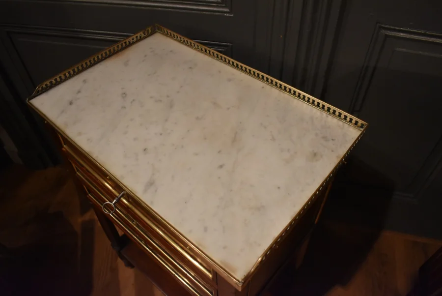 Table chiffonnière en acajou Directoire