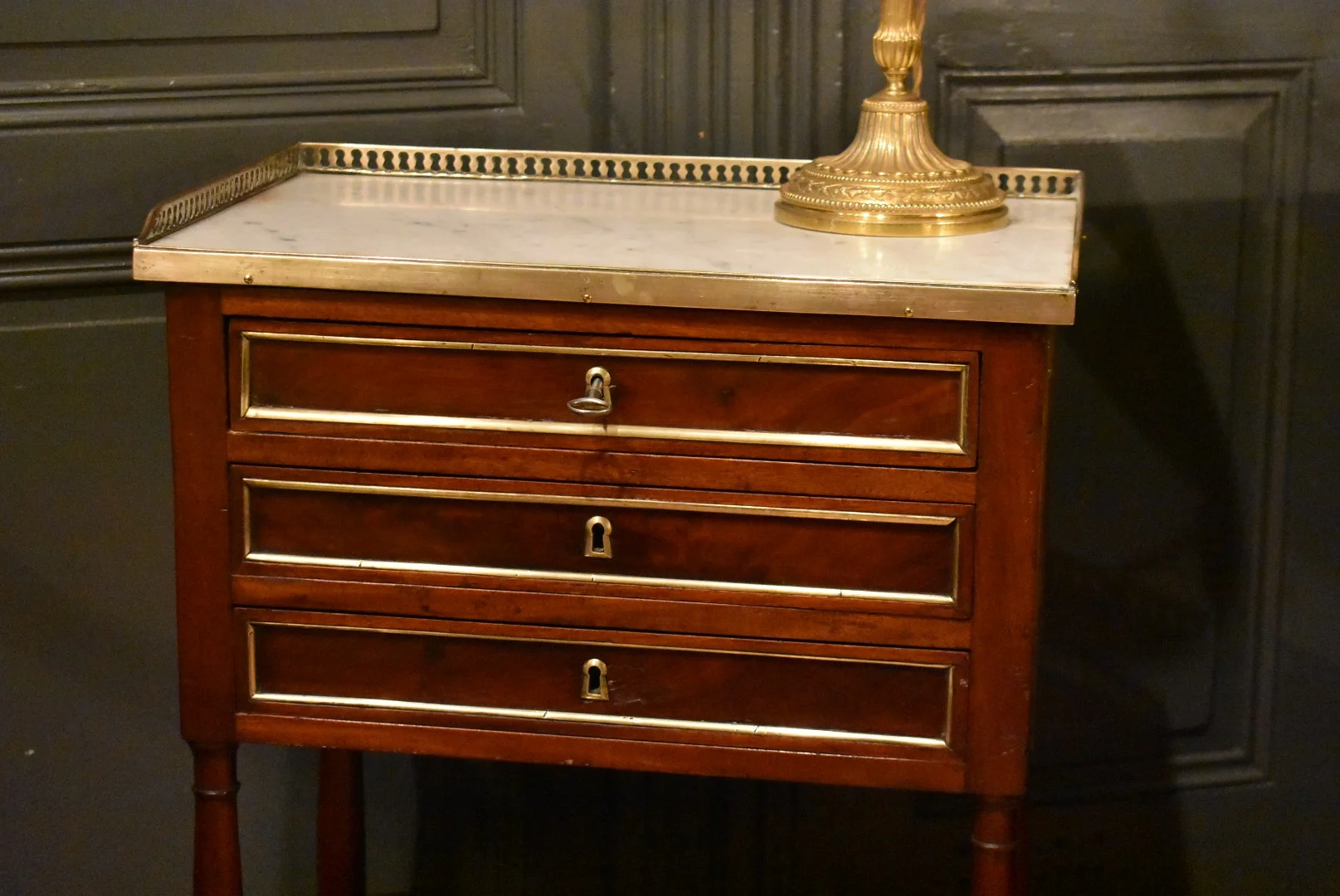 Table chiffonnière en acajou Directoire