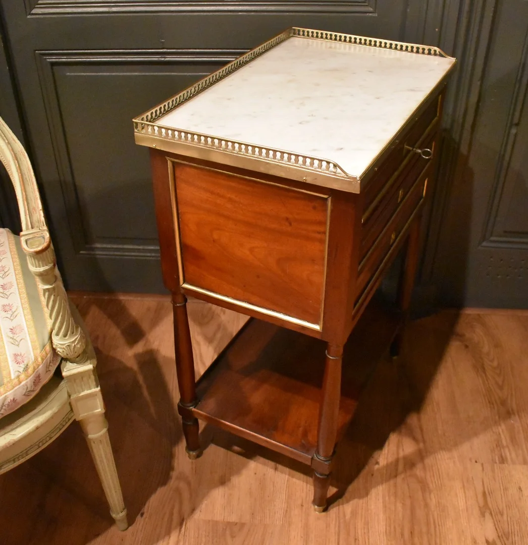 Table chiffonnière en acajou Directoire