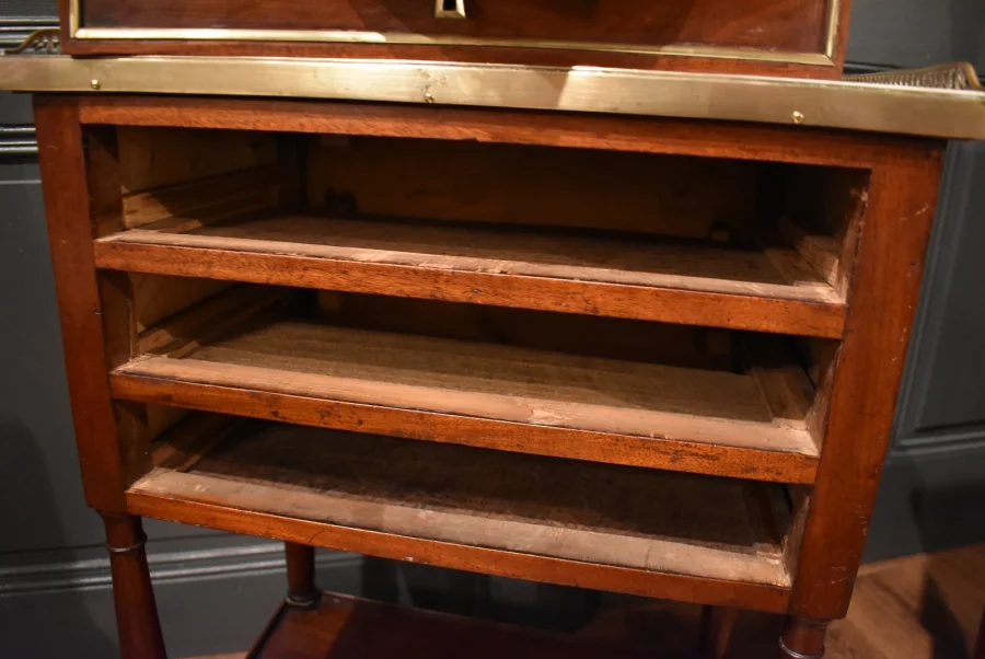 Table chiffonnière en acajou Directoire