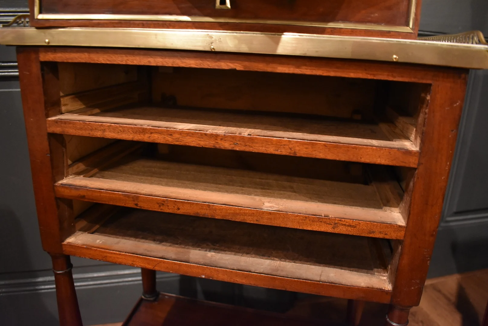 Table chiffonnière en acajou Directoire