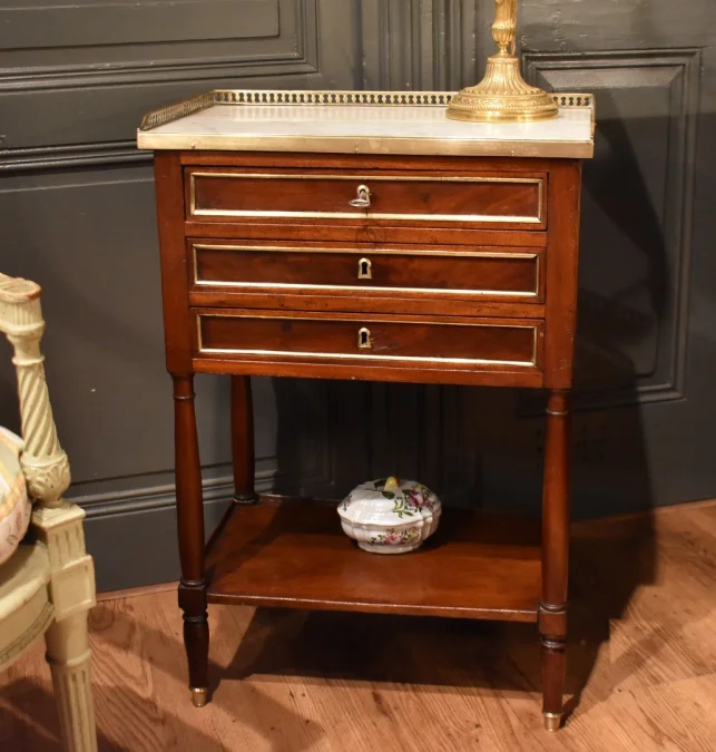 Table chiffonnière en acajou Directoire