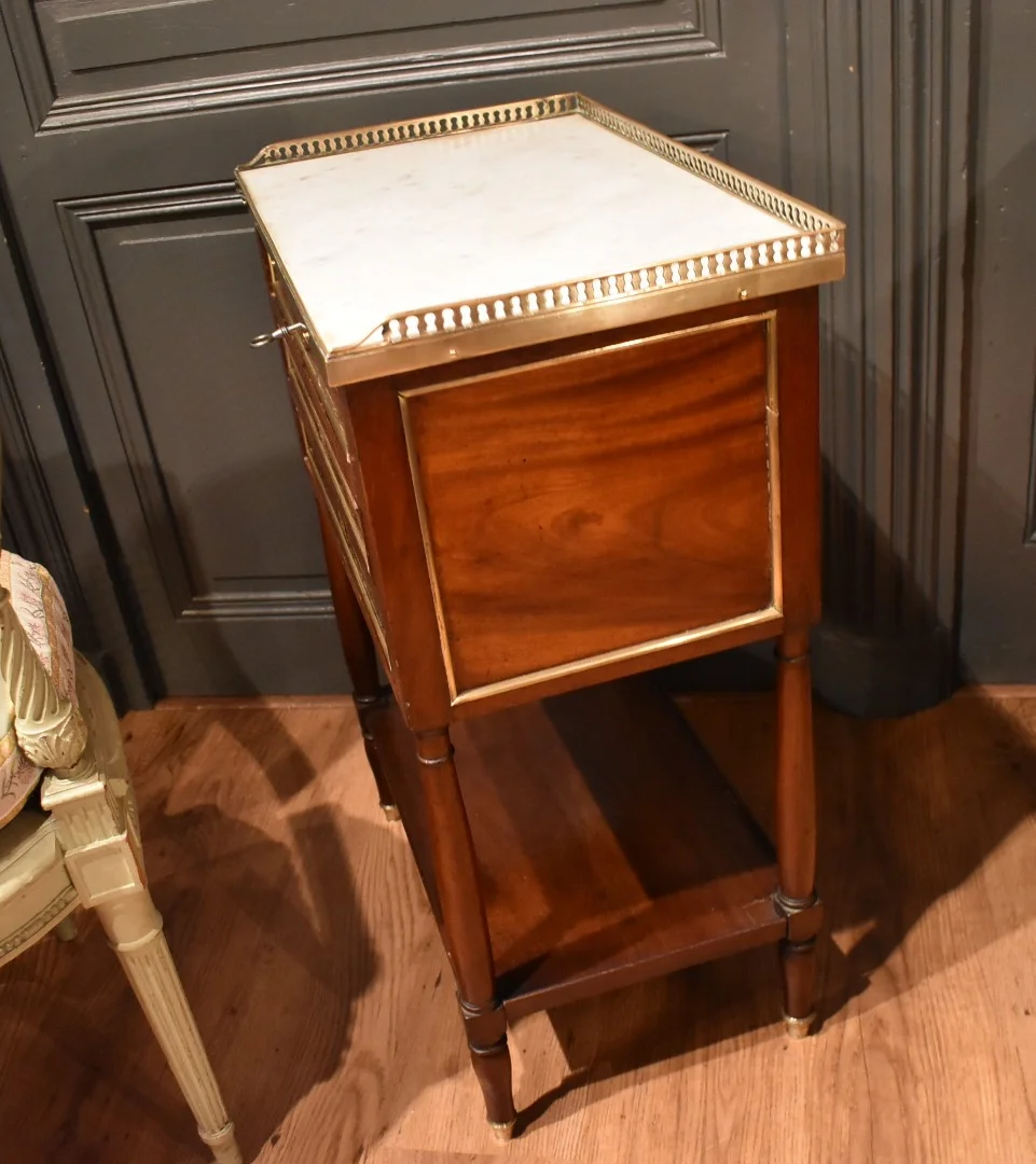 Table chiffonnière en acajou Directoire