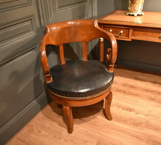 Drehbarer Bürostuhl aus Nussbaum