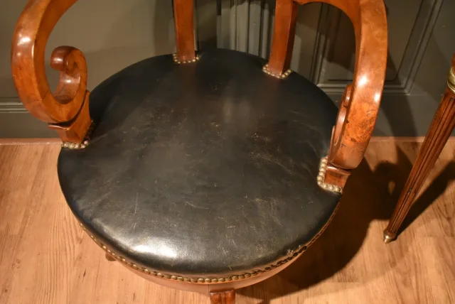 Drehbarer Bürostuhl aus Nussbaum