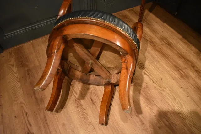 Drehbarer Bürostuhl aus Nussbaum