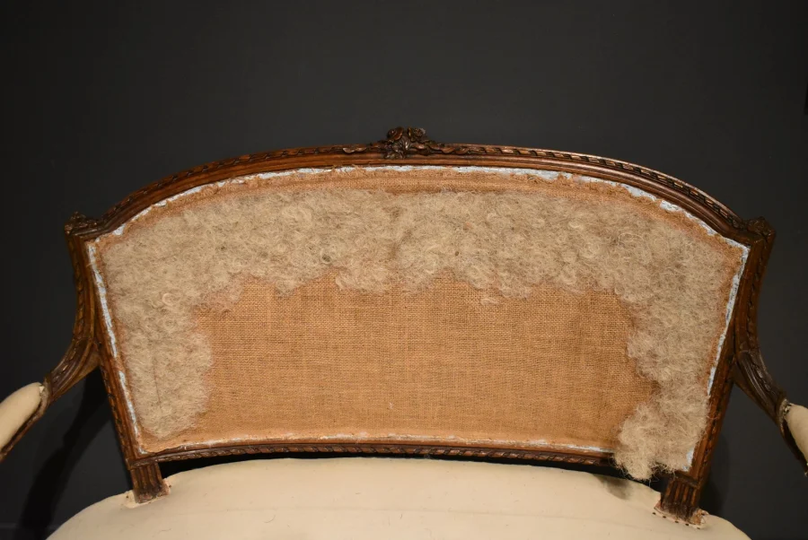 Petit canapé de style Louis XVI