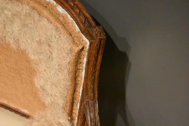 Petit canapé de style Louis XVI