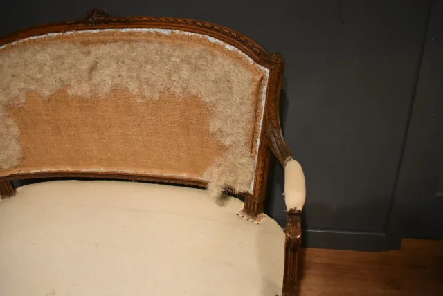 Petit canapé de style Louis XVI