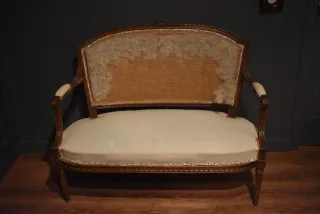Kleines Canapé im Louis-XVI-Stil