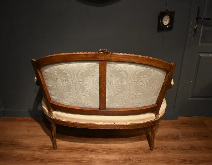 Petit canapé de style Louis XVI