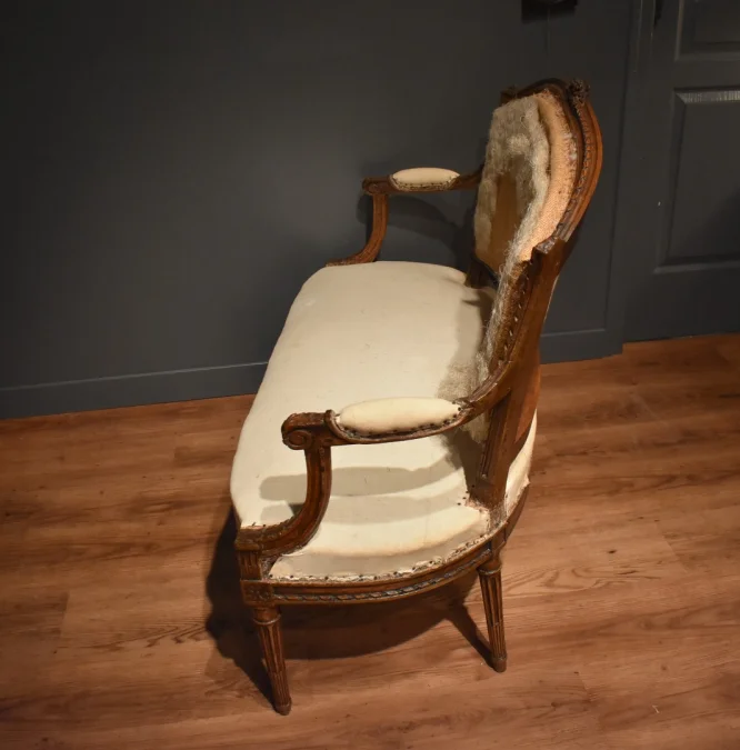 Petit canapé de style Louis XVI