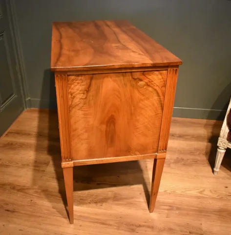 Commode sauteuse in noten