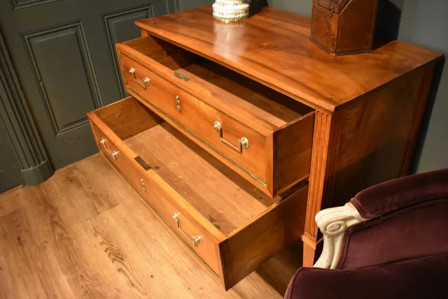 Commode sauteuse in noten