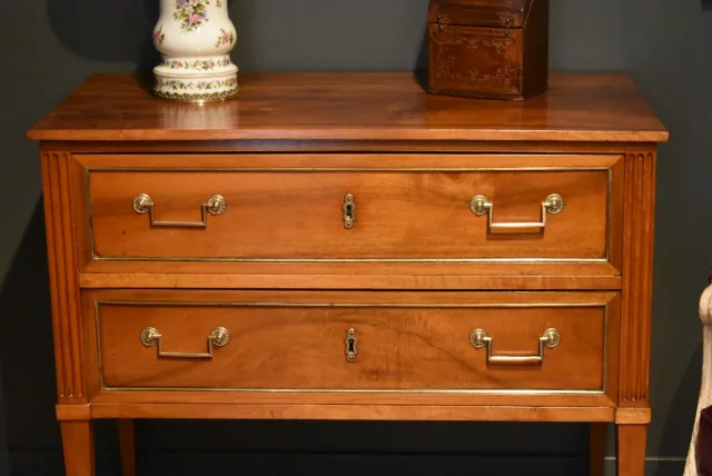Commode sauteuse in noten