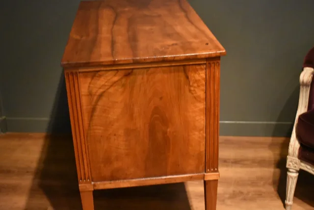 Commode sauteuse in noten