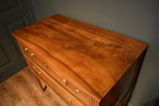 Commode sauteuse in noten