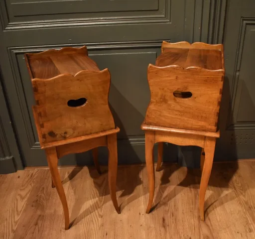 Paire de petits chevets en noyer