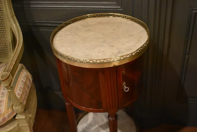 Louis-XVI-Nachttisch aus Mahagoni