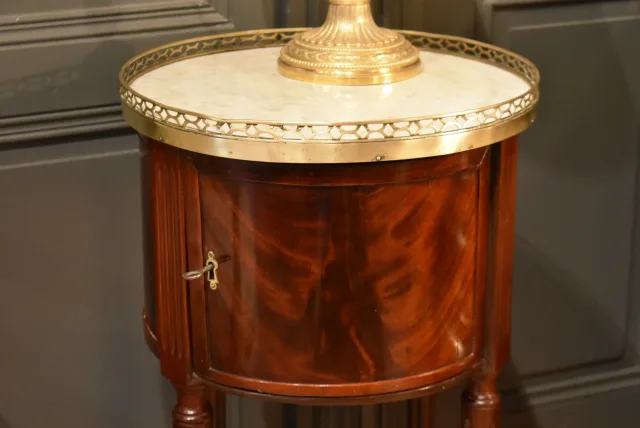 Louis-XVI-Nachttisch aus Mahagoni