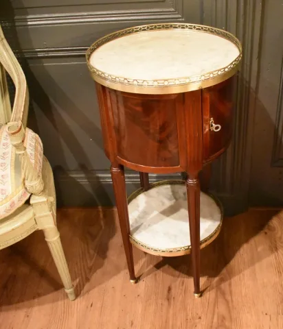 Louis-XVI-Nachttisch aus Mahagoni