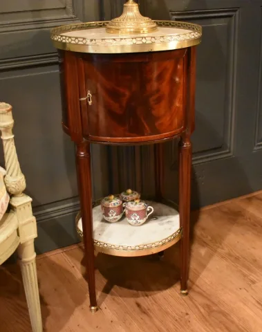 Louis-XVI-Nachttisch aus Mahagoni