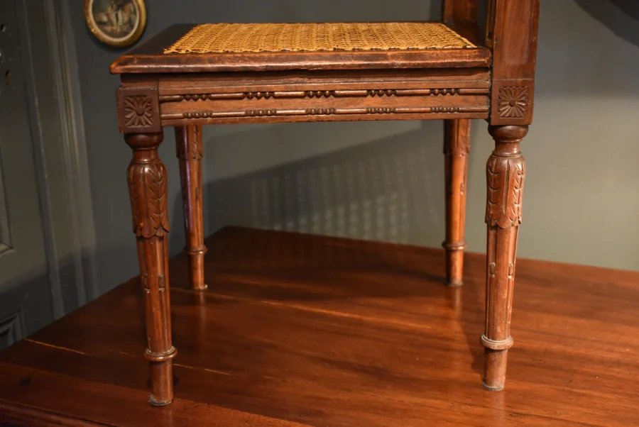 Chaise d'enfant de style Louis XVI
