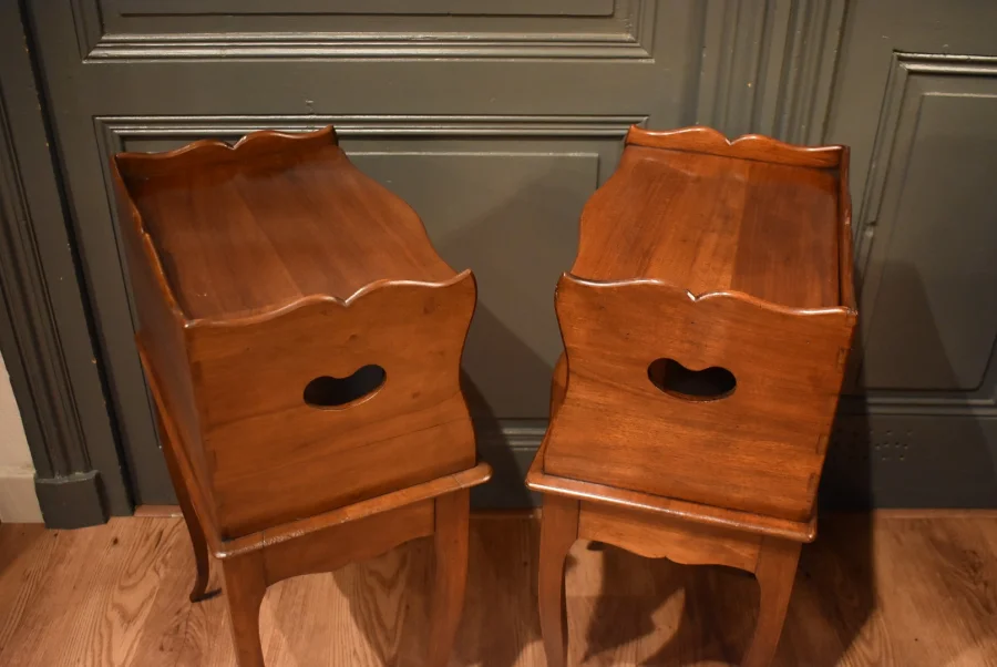 Paire de chevets de style Louis XV en noyer