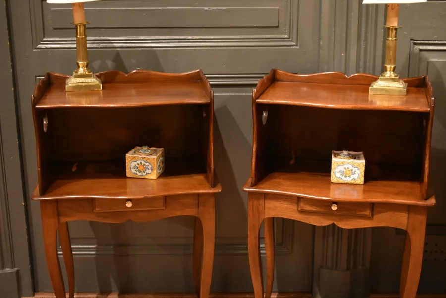 Paire de chevets de style Louis XV en noyer