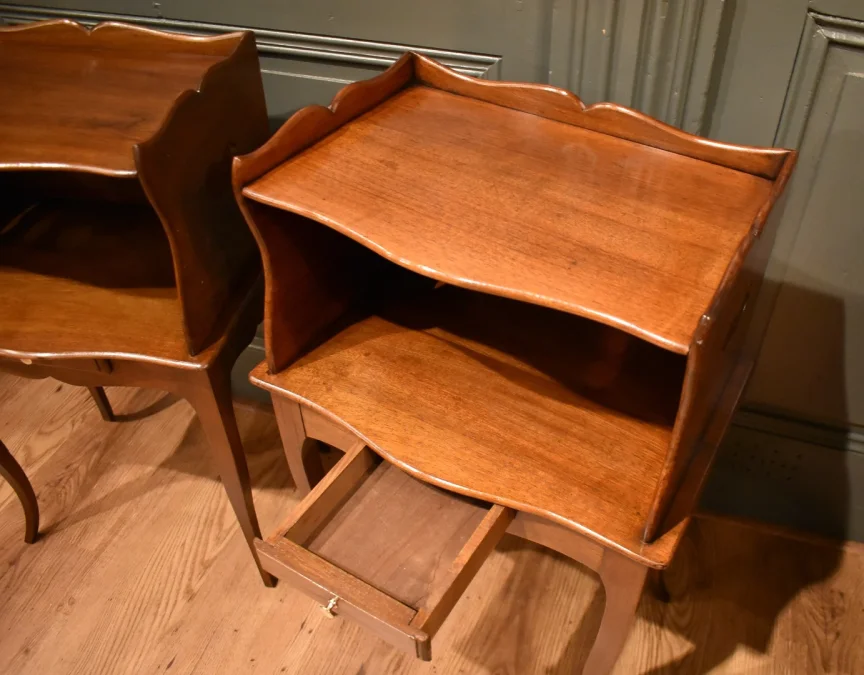 Paire de chevets de style Louis XV en noyer