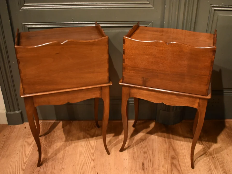 Paire de chevets de style Louis XV en noyer