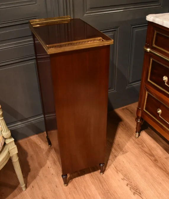 Semainier style Louis XVI en acajou