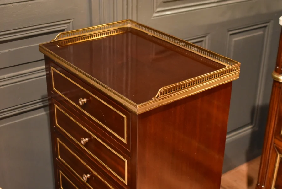Semainier style Louis XVI en acajou
