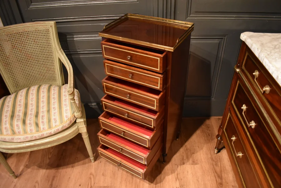 Semainier style Louis XVI en acajou